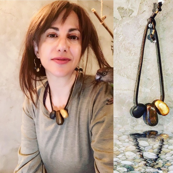 Matana Organic formed pebble necklace black & Gold - Picture 2 of 8